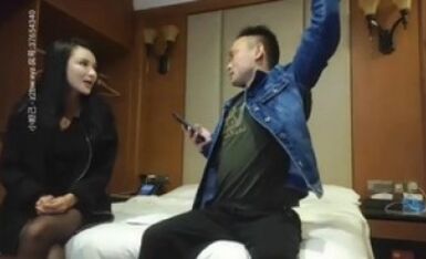 难得本人和照片一样漂亮的黑丝美腿真品尤物，小哥要打炮把黑丝脱了 真可惜啊