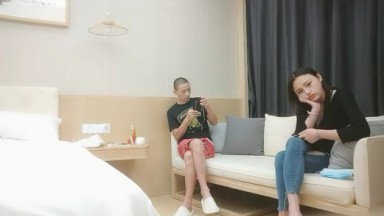 利仔寻花深夜场牛仔裤大奶外围妹，换上网袜对着镜头按头深喉