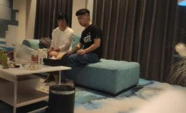 加钱哥约战淫荡小骚货，里面穿着比基尼，趴在健身球上揉穴