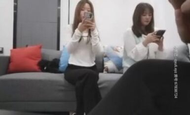 大叔花5000大洋约两女技师双飞，双女一起翘起屁股，隔内裤揉穴磨蹭