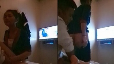 足疗店搞女技师，丸子头小姐姐，摸摸搞搞要拔裤子，足交打飞机