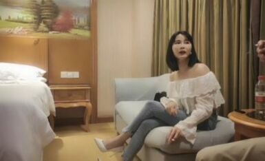 小马丶寻花大长腿牛仔裤美女小姐姐，喜欢穿着衣服调下情，抬起腿特写揉穴