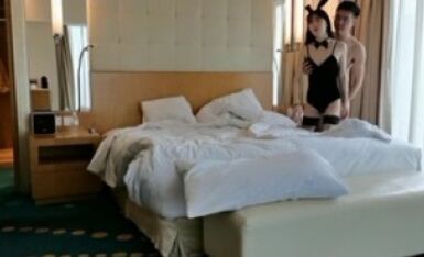 【最新 性爱泄密】屌丝眼镜哥高价约战长腿黑丝COS兔女郎顶级嫩模