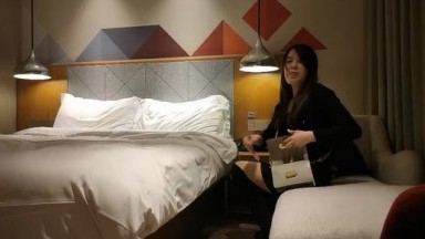 禁止吸烟约黑靴包臀裙轻熟女，现金支付揉穴爆插小嘴，翘着屁股口交