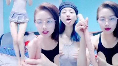 妈妈调教女儿全程露脸情趣诱惑，妈妈很骚女儿很美，双头道具插入无毛骚逼浪荡呻吟