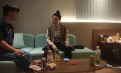 一支百威喝到底极度淫荡骚熟女，主动强吻揉屌，深喉口交骑在身上，露奶开档连体丝袜