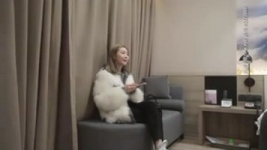 小胖哥约娇小身材时尚外围妹子，喜欢边舌吻边扣穴，骑在身上扭动细腰，两个奶子大小刚好