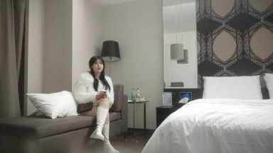 《用利抽插》白靴美腿肉感美女，吸吮深喉口活不错，人肉打桩机爆插，搞得妹子4-5次高潮，翘起屁股后入