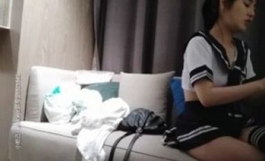 元气满满的外围甜美学生妹，这服务简直要打满分，操完了累了 她还给按摩解压，高度配合各种姿势啪，老哥爱掐脖子干