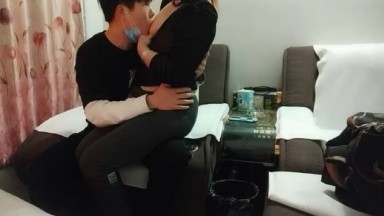 【探花小老弟】，小伙大战熟女人妻，急不可耐衣服都不来不及脱完，扑倒在床上开始插入，骚妇也是饥渴得很一直浪叫