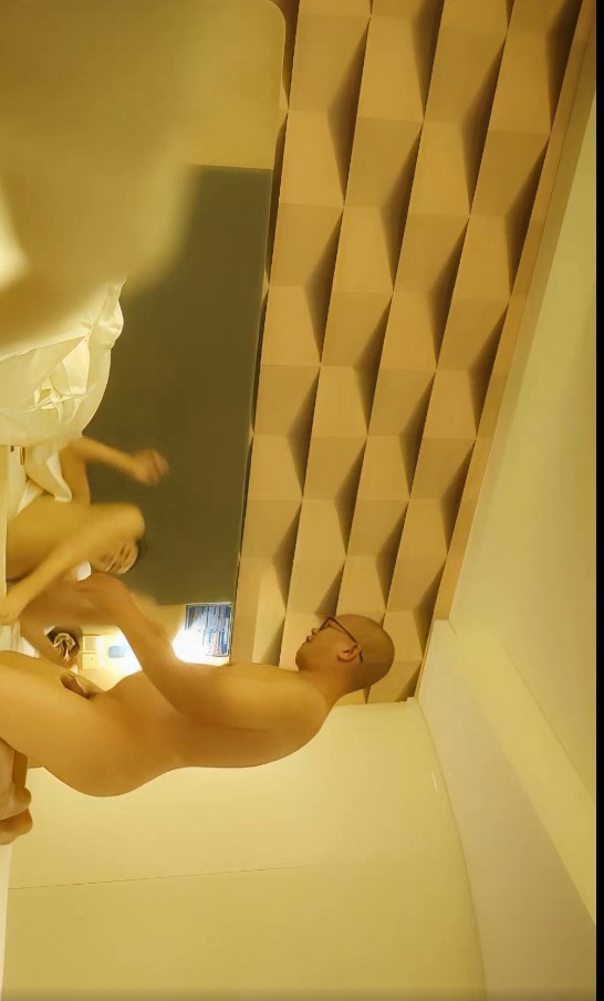 【AI高清2K修复】2021.6.8，【沐足会所探良家】，2000网约漂亮00后小萝莉，乖巧听话，空窗几个月了第一次做爱好投入，高清源码录制