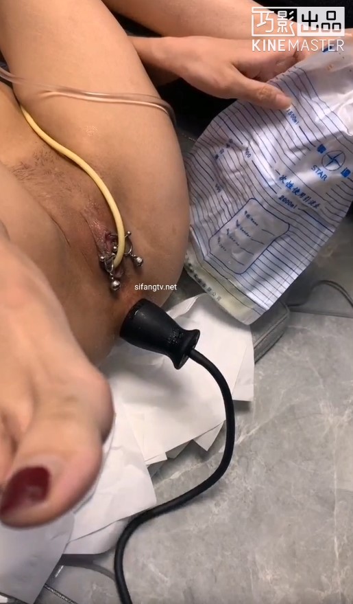 《字母圈牛逼大神极限调教阴环骚母狗系列》膀胱注射+充气肛塞+按摩棒+开叉大头肛塞三管齐下瞬间高潮1080P高清原版