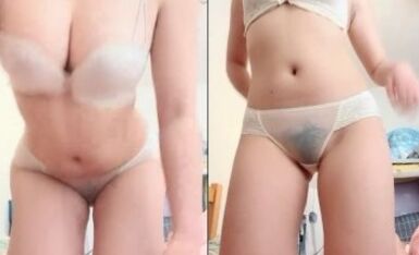 可爱新人主播妹子，穿的内裤还是透明，毛毛都看的一清二楚，胸不大不小，掰开逼逼很漂亮的粉色小蝴蝶