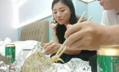 【爱情故事】良家颜值巅峰，28岁白领丽人，一桌啤酒喝完，激情开战 02