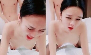 超嫩白嫩肌肤美腿黑丝脸蛋清纯小穴非常骚的女孩双人啪啪开档丝袜上位骑乘各种姿势换着操