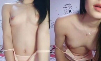 晚自习回来，经过上次老妈发现后，悄悄等老妈睡觉了才开直播赚生活费，揉小穴、尿尿，聊校园！