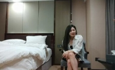 【冒险王探花】肉感大奶骚女，白色丝袜掏屌吸吮，手指扣入肥穴，上位骑坐，扶着大屁股后入