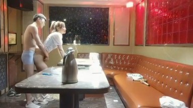 【探花炮哥】，全网商K偷拍独家，2000包间干漂亮小姐姐，前凸后翘