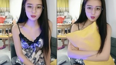 冷艳型高颜值女神，带着眼镜御姐风，吊带睡衣，苗条身材美腿，掰穴手指揉搓，浴室洗澡湿身，摆弄各种姿势