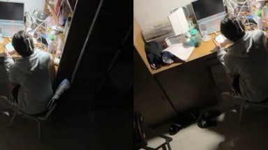 【大学宿舍的乐趣】，沉浸式偷窥女大学生，极品粉嫩小骚逼，对白精彩，撸管佳作