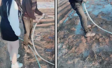 【职业约屌人】，东北乡村猎艳，地里干活的大叔们有福了，骚逼勾搭，菜地里无套开干，赚到了