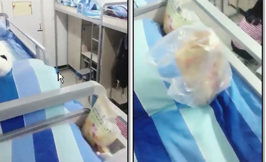 36H大奶巨乳大學生妹子宿舍內開秀,旁邊還有同學在看電視劇就敢聊這麽大遲度