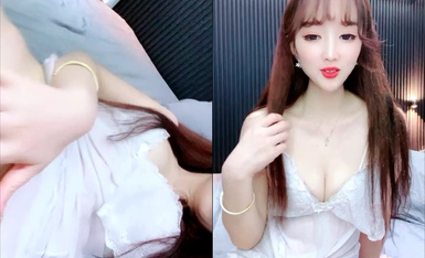 长发白嫩御姐范妹子酒店里面直播火辣身材勾引狼友毛毛不多木耳超级粉嫩