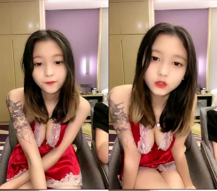 新来的童颜巨乳小美女，全程露脸大秀刺激狼友，娇小可爱迷人的大奶子，跟狼友撩骚互动跳蛋塞逼里自慰呻吟