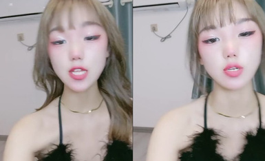 美少女-小七-：我下面被干出血来了，好奇的宝宝们，厕所尿尿特写，姨妈血是怎么流出来的！.