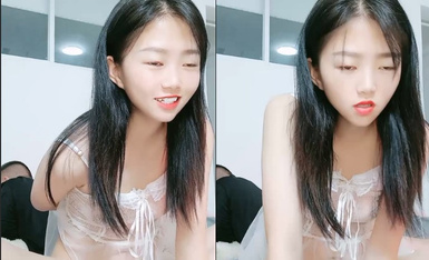 甜美小少妇露脸无毛白虎逼，深夜刺激狼友互动撩骚，主动给小哥哥口交大鸡巴，激情上位各种草大哥浪叫不止