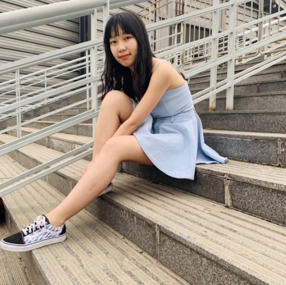 露脸才是王道！清纯朴实的大学生乡妹子生活中与隐私生活反差极大~洗澡自摸被男友搞2.