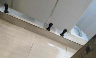 電影院女廁蹲守模樣清純眼鏡小美女 紅嫩的桃核型微毛穴還沒撬開