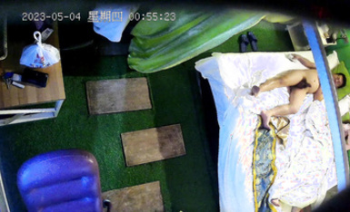 2023-5-4流出情趣酒店稀有房偷拍 同事之間偷情男女下班後開房過夜前戲途中男的裸著身體去拿了個外賣