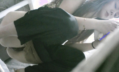 寫字樓女廁一連3次拍到同一個美女來尿尿她的B可真美 (2)