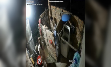 私房最新流出2023 黑客破解攝像頭偷拍 多場合家庭宿舍廁所更衣洗澡 (18)