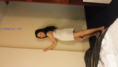 被大叔包養的美女大學生答應給她買一個昂貴的包包以後主動跳起了脫衣舞 完美露臉