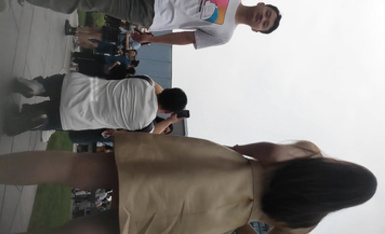 大神網紅打卡地尾隨偷拍美女裙底風光 黃色連衣裙極品氣質美女毛漏出來特別多，白色丁字褲