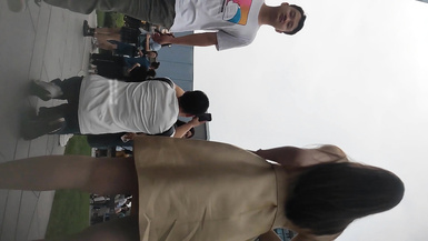 大神網紅打卡地尾隨偷拍美女裙底風光 黃色連衣裙極品氣質美女毛漏出來特別多，白色丁字褲