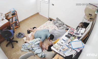 6.3黑客破解家庭攝像頭偷拍 午休媳婦上廁所回來被老公拔下褲子干炮兒子在旁邊睡得跟死狗似的