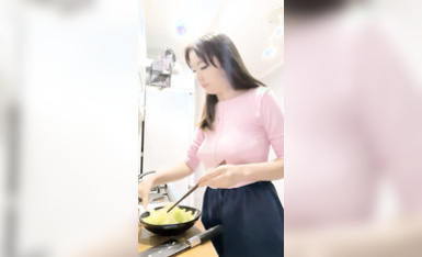 飢渴的騷妹妹黑絲情趣露臉被小哥們各種玩弄，口交大雞巴深喉草嘴，躺著側入揉著騷奶子爆草 (5)