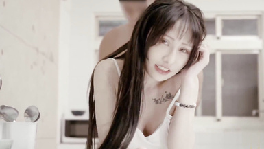 大奶美眉 可以吃早餐了 要先吃你 怎麼吃 你怎麼這么色阿 人小奶大 直接在廚房一頓爆操