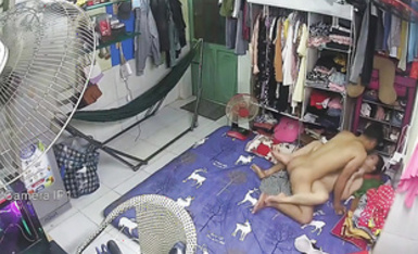 《居家攝像頭破解》偷窺到新婚夫妻在家裡全裸啪啪