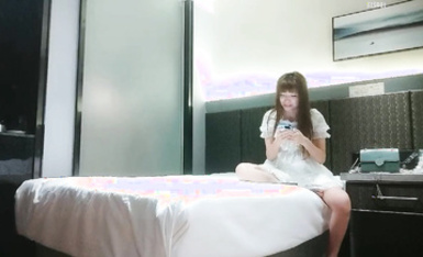 極品白色紗裙小少婦約到酒店，曖昧氛圍小姐姐很喜歡笑，雞巴猛力啪啪抽插，這小翹臀抽操碰撞真是爽啊【水印】