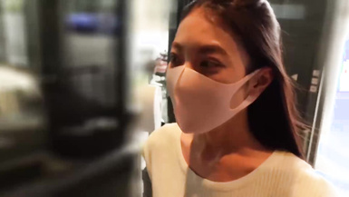 漂亮美女吃雞啪啪【FC2-PPV-2106129】身材高挑 小貧乳 小穴淫水超多椅子都濕了 有點害羞 被無套內射