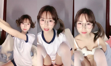 19歲校園女神【小迷糊喲】白虎穴一線天饅頭逼真極品 超清純學妹，百分百愛的感覺，讓你心動了嗎？ (1)