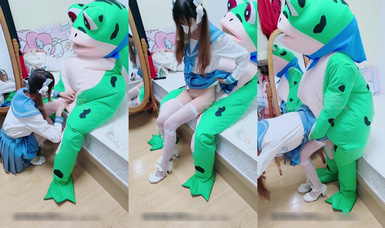 淫慾反差美少女【軟軟兔Lt774523412】網紅痞帥青蛙操百褶裙學生妹，緊致粉嫩小穴無法抵擋的誘惑 被乾的哭腔呻吟 讓小母狗體驗極致快樂