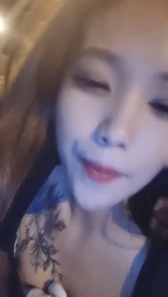 【户外裸奔女神】新一轮疫情来袭 路上没人正好野战 大桥下 草丛里 口交 啪啪 灌肠 撒尿 玩得就是心跳