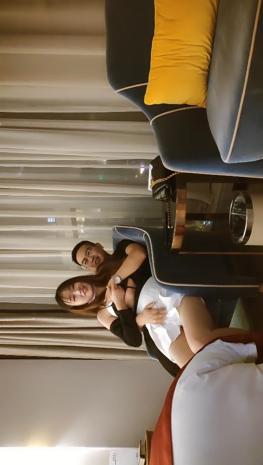 欧阳专攻良家极品笑起来甜美短裙妹，解开衣服舔奶子埋头舔逼，舔的妹子娇喘连连，上位骑乘后入撞击