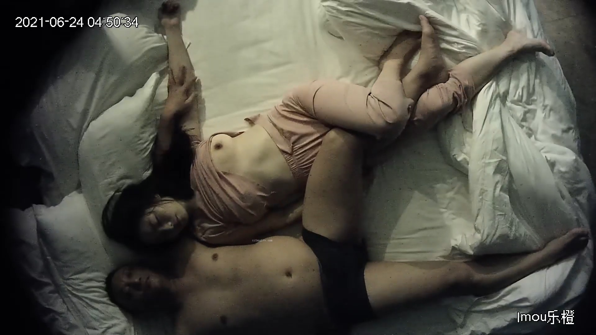 情趣酒店摄像头上帝视角最佳视角偷拍中年富男和情妇偷情各种姿势草把床单都弄脏了