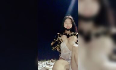 渣女来袭深夜跟大哥激情户外车震，全程露脸口交大鸡巴车内主动上位抽插，草了骚逼干菊花内射